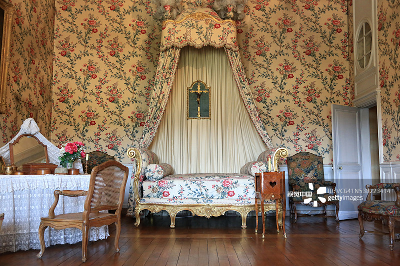 路易十五卧室：路易十五雕刻镀金床图片素材