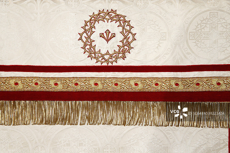 绣有耶稣荆棘冠冕和十字架钉子的祭坛桌布图片素材