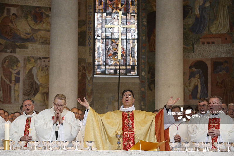 奥佩蒂主教在南泰尔圣热内维耶夫大教堂就职弥撒的祝福图片素材