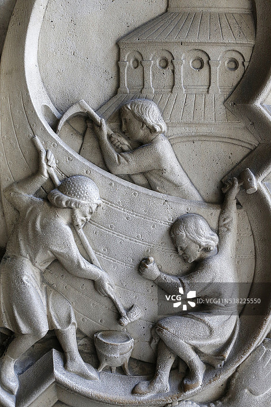 圣礼拜堂，巴黎，上层礼拜堂入口地基，饰有创世纪场景，铭刻在四叶草方格中，诺亚方舟的建造图片素材