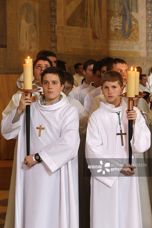 奥佩蒂主教在楠泰尔圣热内维耶夫大教堂就职弥撒。唱诗班男孩。图片素材