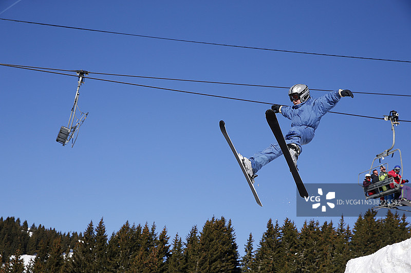 滑雪跳跃的8岁男孩图片素材