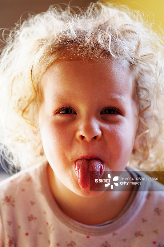 女孩吐舌头图片素材