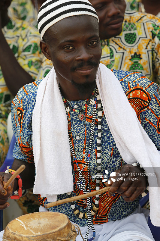 乌伊达伏都教节日的鼓手图片素材