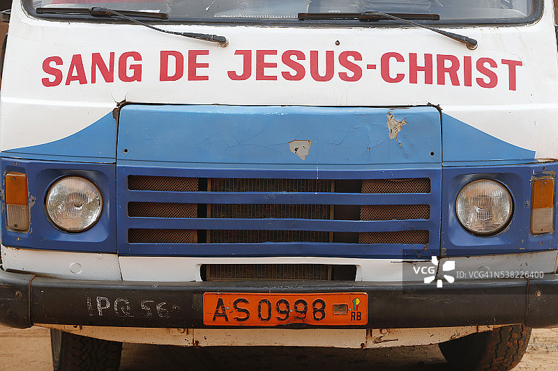 卡车上的标语：耶稣基督之血图片素材