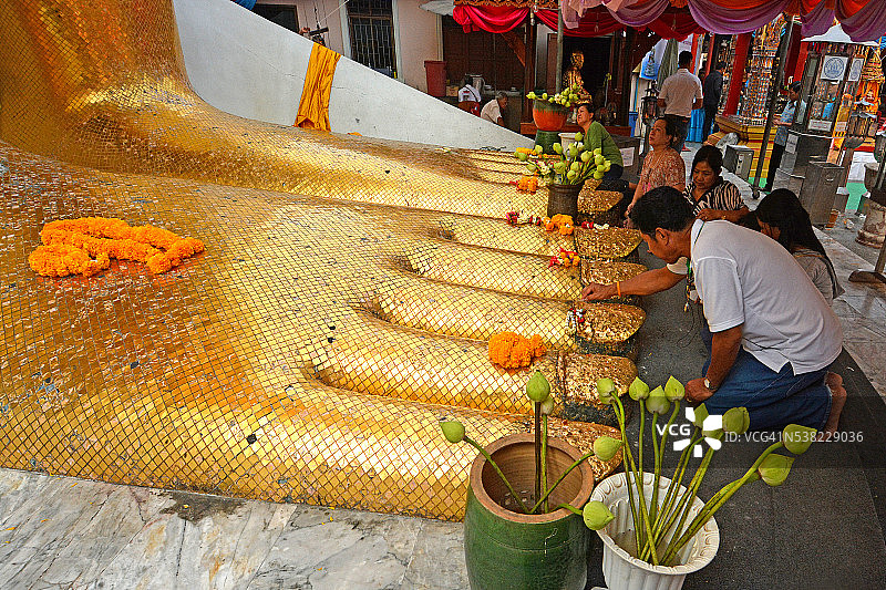 在卧佛寺的站立佛像前虔诚的人们图片素材
