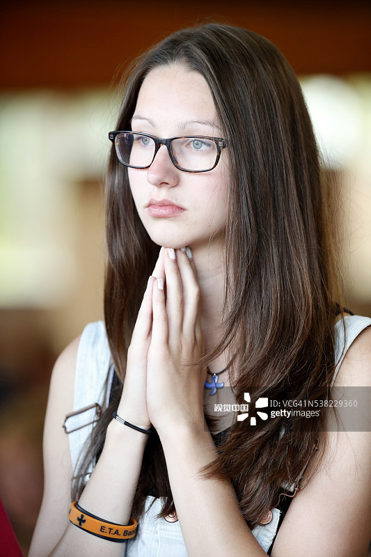 泰泽普世团体：年轻女子在祈祷图片素材