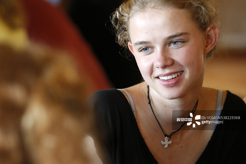 泰泽普世团体中的年轻基督教女性图片素材