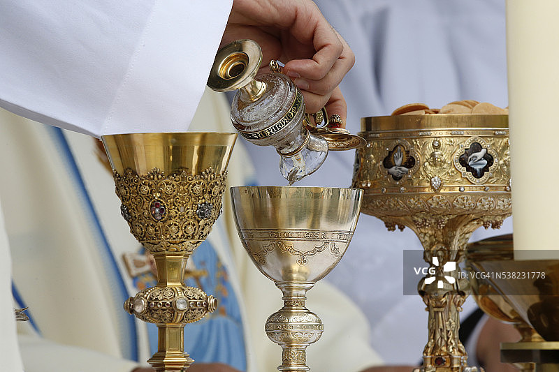 天主教弥撒中的圣餐仪式图片素材