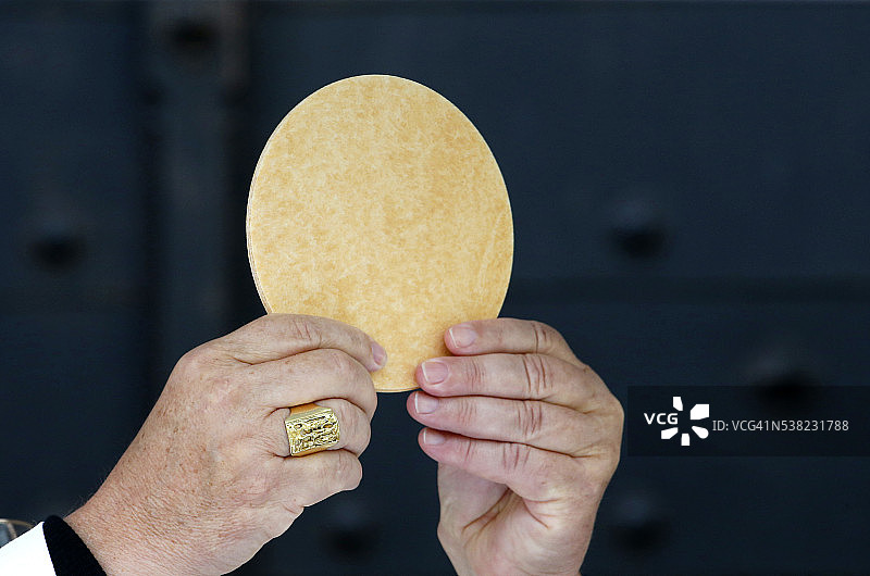 天主教弥撒中的圣餐仪式图片素材