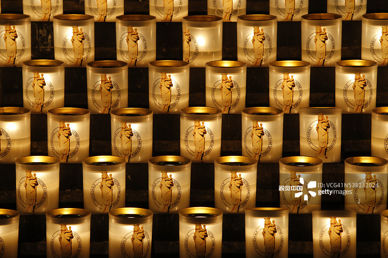 巴黎圣母院内的蜡烛图片素材