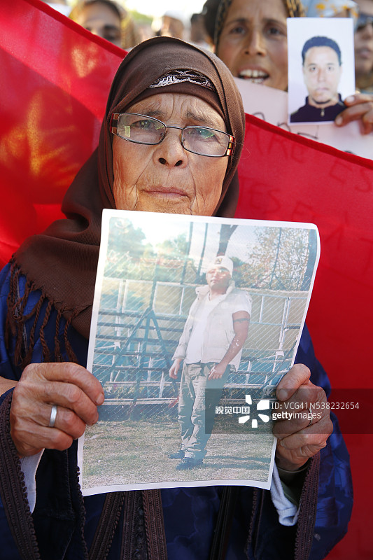 在莫纳斯提尔示威的失踪移民家属图片素材