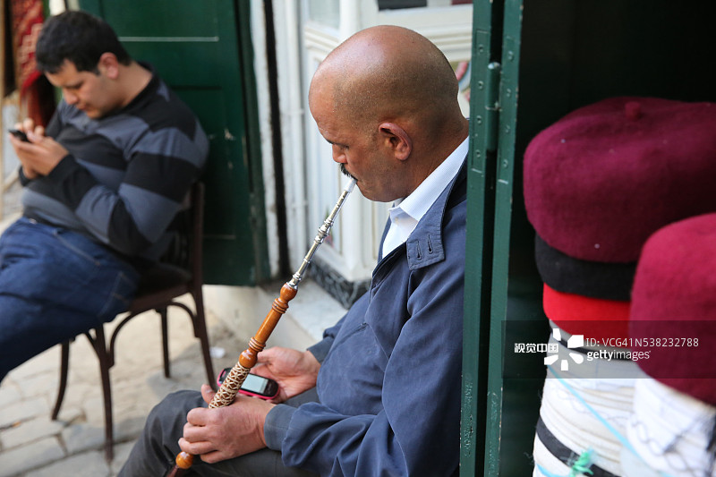 男人在突尼斯麦地那抽烟斗图片素材