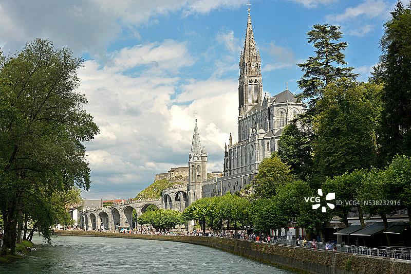 罗萨里圣母圣殿与波河风光图片素材