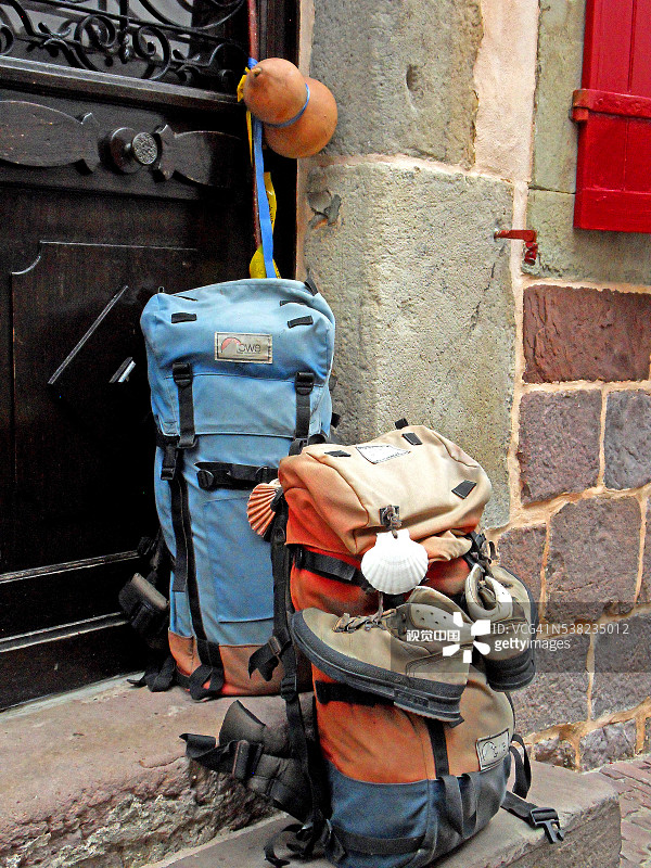 背包和朝圣者的鞋子图片素材