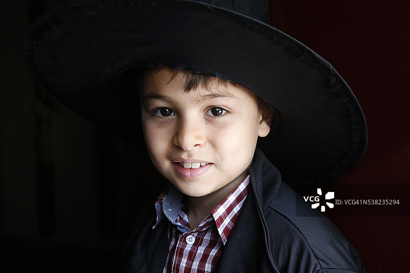 戴着大帽子的8岁男孩图片素材