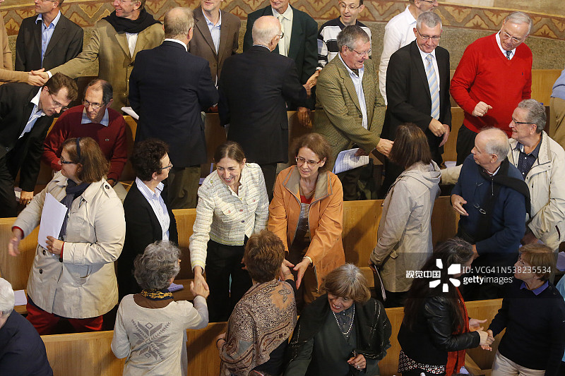 法国楠泰尔圣热内维耶大教堂的弥撒，和平手势。图片素材