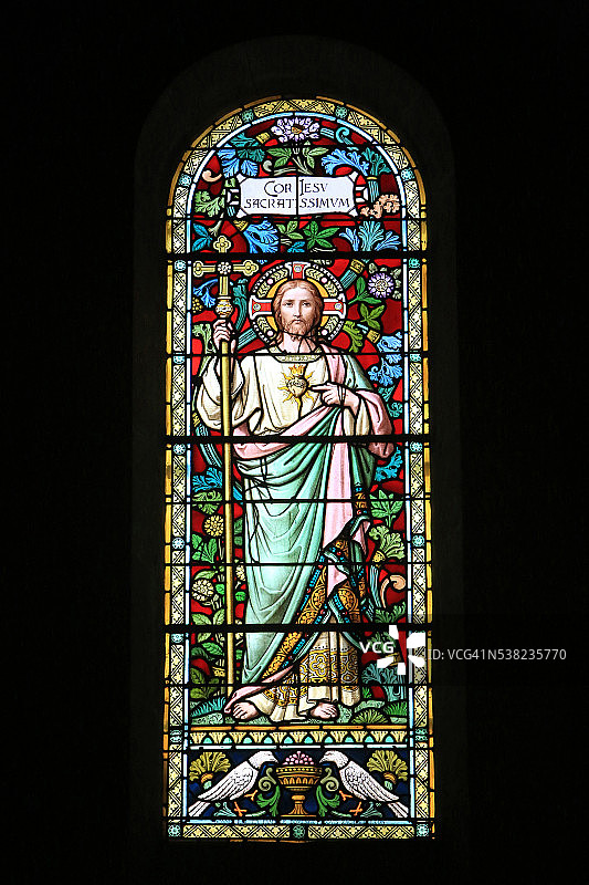 耶稣基督圣心，艾克斯莱班圣母院教堂的彩色玻璃图片素材