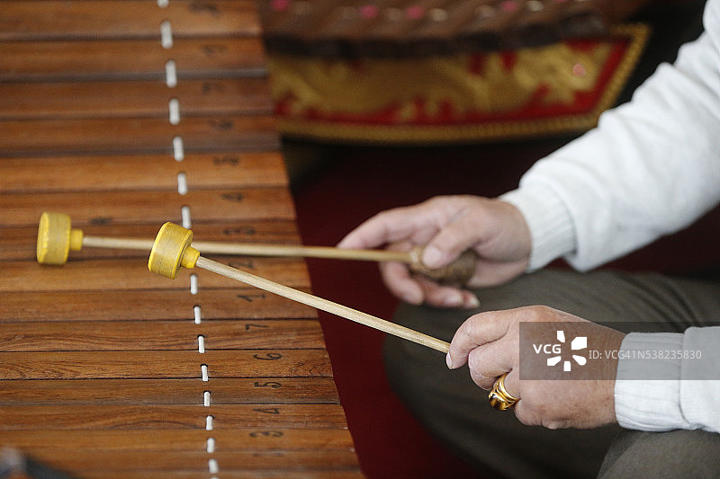 维洛瓦纳拉姆寺：老挝传统音乐，拉纳木琴图片素材