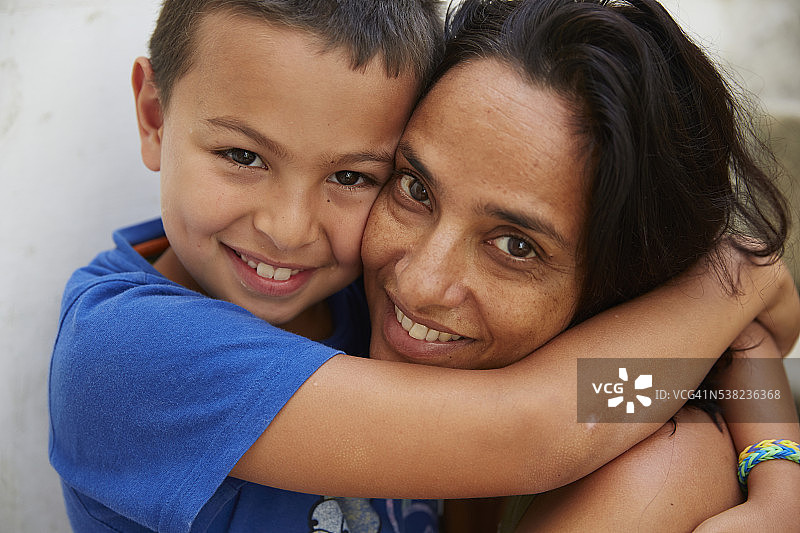 男孩和母亲拥抱图片素材