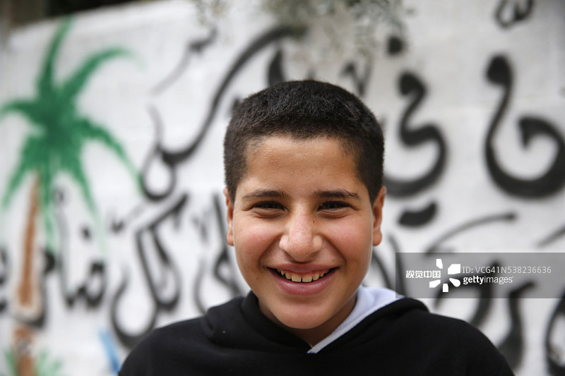 位于巴勒斯坦西岸图勒凯尔姆难民营的巴勒斯坦男孩图片素材