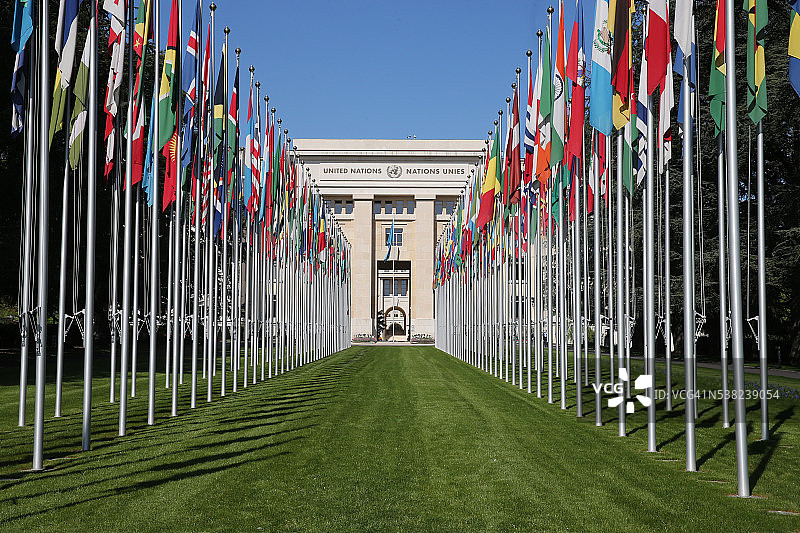 通往联合国日内瓦总部入口处的旗帜图片素材