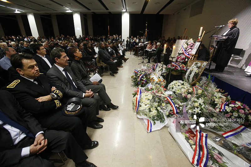 为克拉丽莎·让-菲利普守夜祈祷，她是在蒙鲁日被恐怖分子阿梅迪·库利巴利枪杀的女警察图片素材