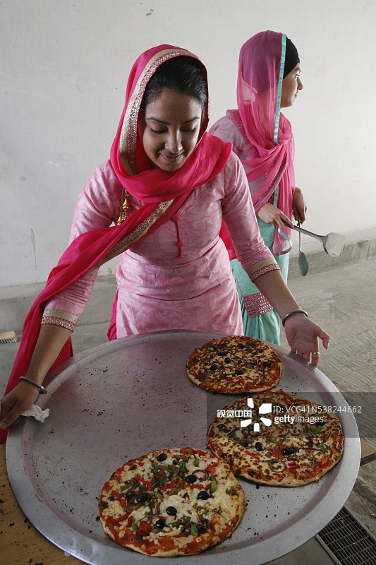 法国博比尼的锡克教谒师所，信徒在准备食物图片素材