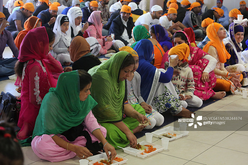 法国博比尼锡克教谒师所，信徒们在新锡克教年Hola Mohalla节日的langar用餐图片素材