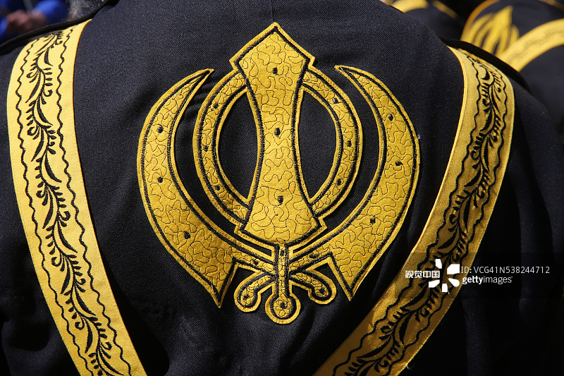 在法国博比尼的锡克教新年Hola Mohalla节，锡克族战士的服装图片素材