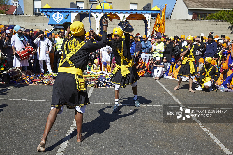 法国博比尼锡克教新年Hola Mohalla武术表演图片素材