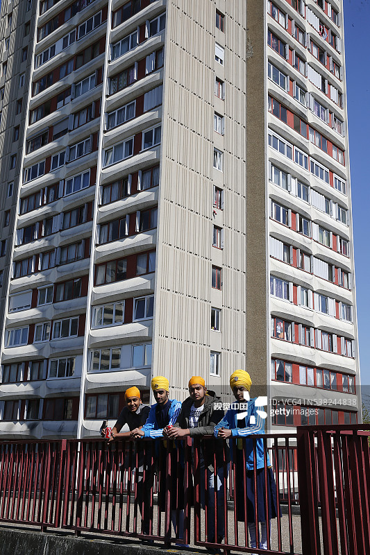 在法国博比尼Hola Mohalla（新年）的锡克教年轻人图片素材