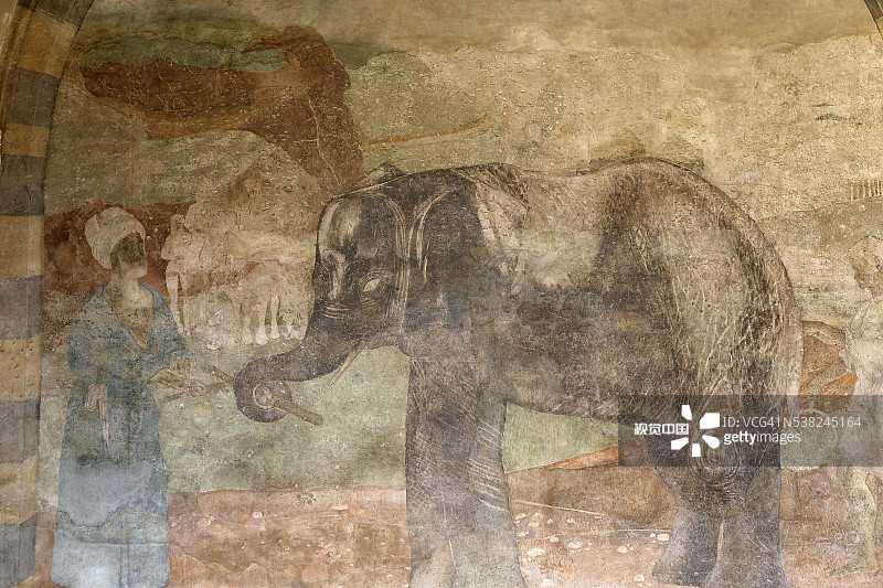 米兰斯福尔扎城堡：公爵庭院和大象门廊壁画图片素材