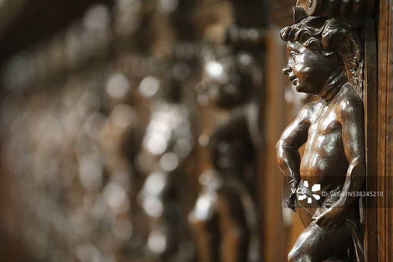 瓦雷泽的圣安东尼奥阿拉莫塔教堂和摊位图片素材