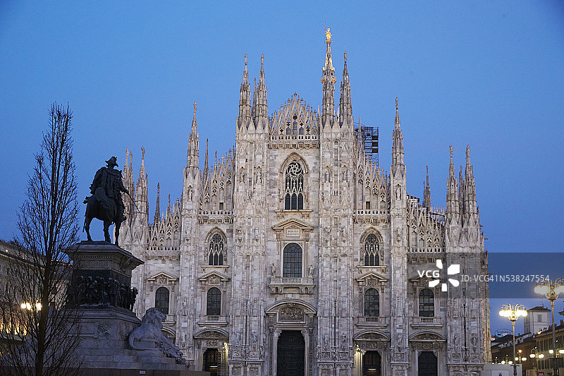 夜晚的米兰大教堂图片素材