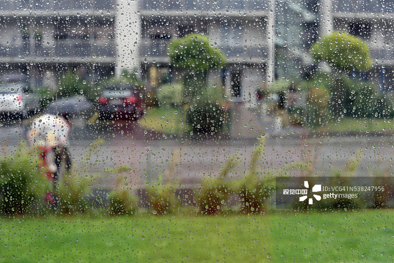 窗户上的雨滴图片素材
