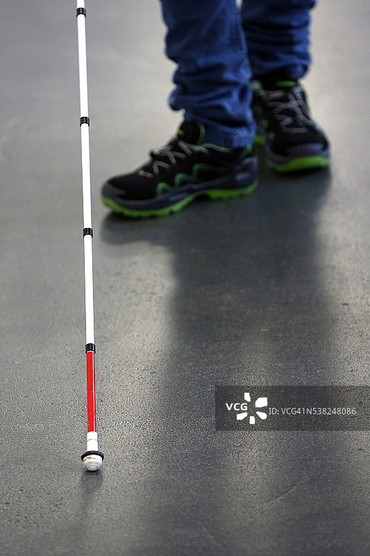 盲人使用手杖图片素材