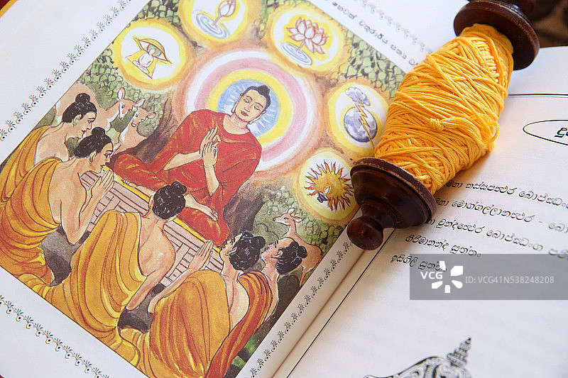 佛教经文和神圣的线卷图片素材