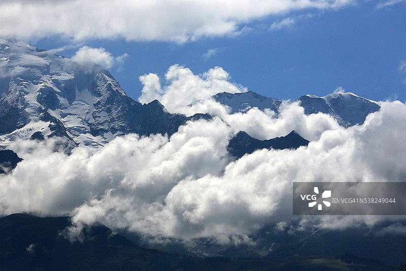 云雾中的勃朗峰图片素材
