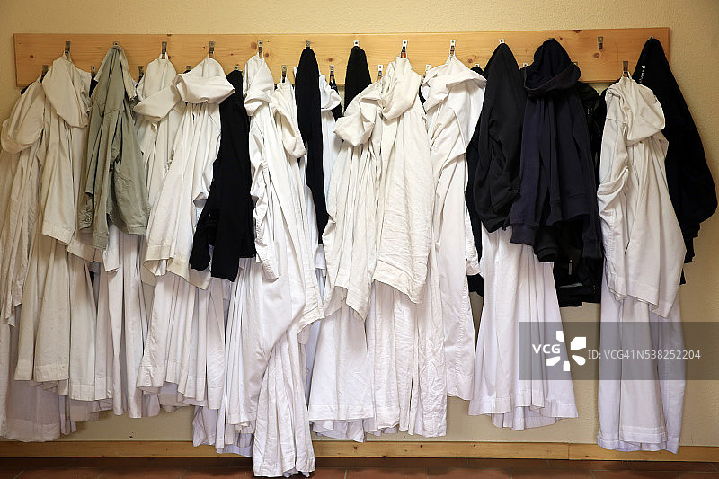 泰泽普世团体：衣帽间和头巾图片素材