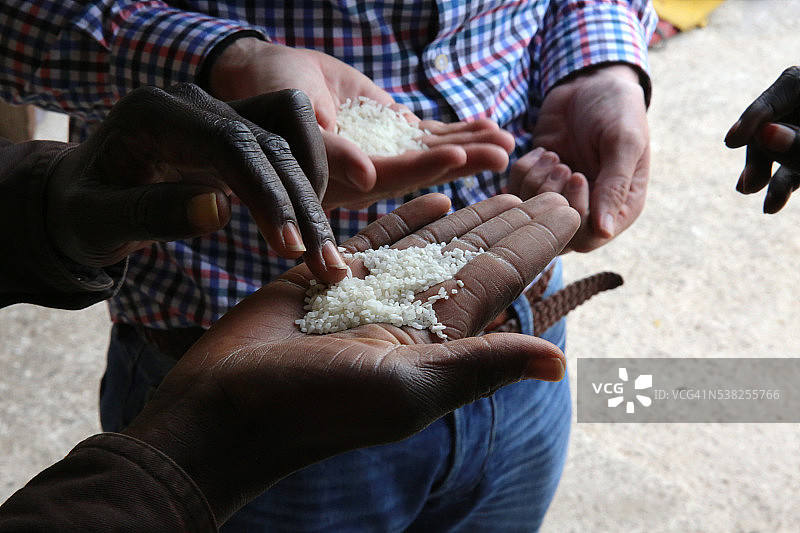 购买大米的顾客图片素材