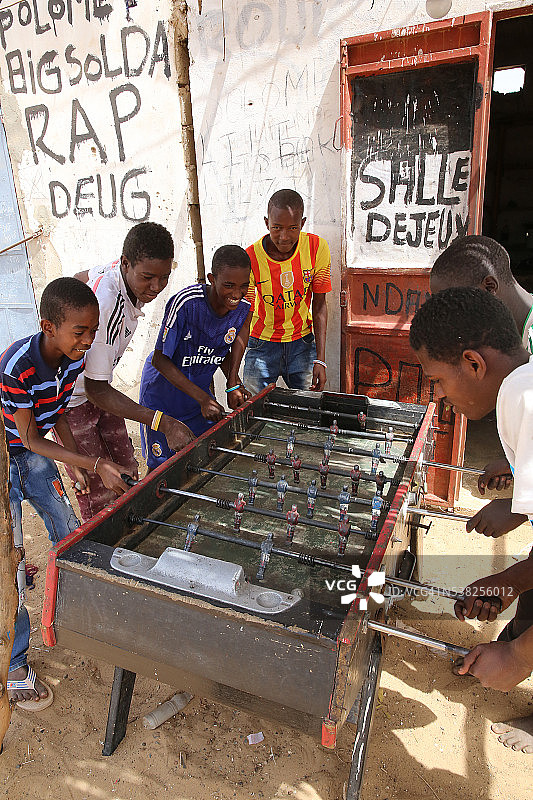 男孩们在玩桌上足球图片素材