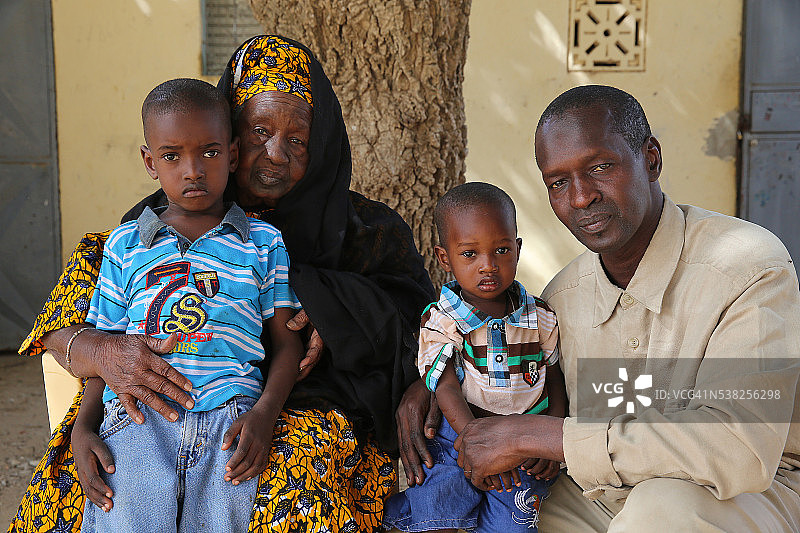 圣路易斯一家人在家图片素材