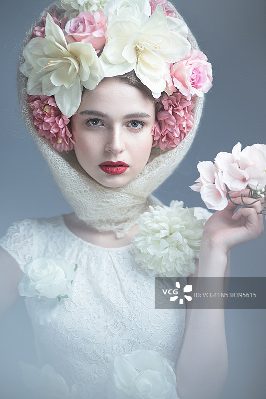 头戴鲜花、身穿连衣裙的女孩图片素材