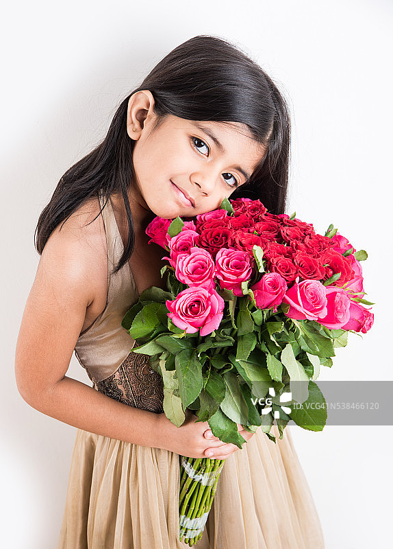 手持红花的可爱印度小女孩图片素材