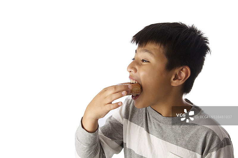 男孩吃甜甜圈图片素材