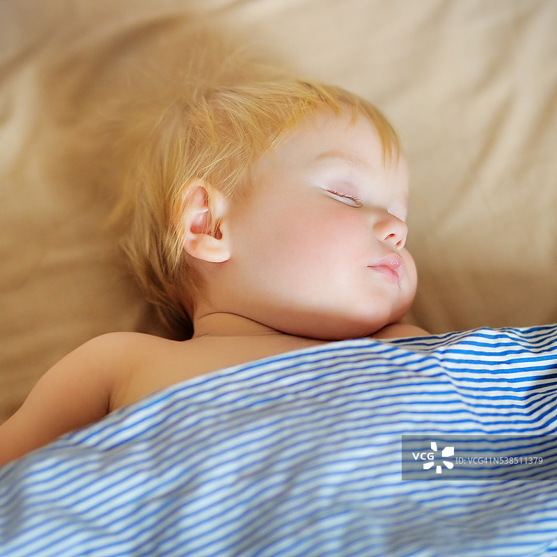 熟睡的男童图片素材