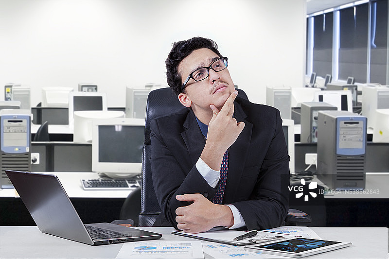 沉思的工人思考解决方案图片素材