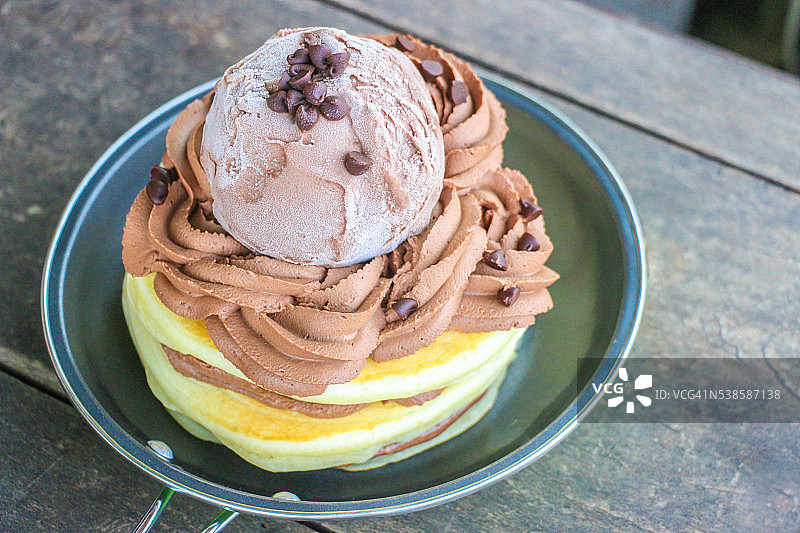 一叠自制煎饼和巧克力冰淇淋图片素材