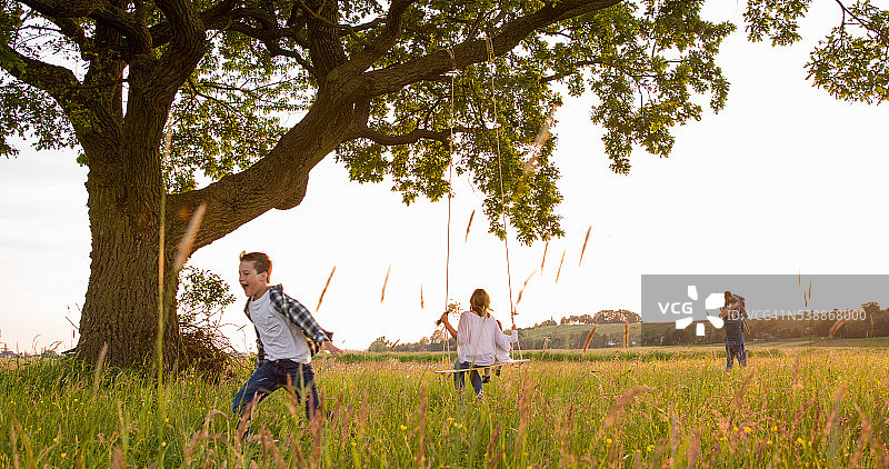 幸福的五口之家在公园里享受休闲时光图片素材